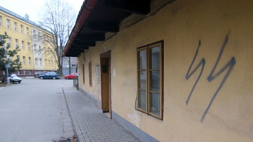 Domy v Ústí nad Orlicí někdo počmáral hákovými kříži